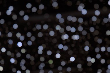 Altın soyut sarı, turuncu Bokeh ışıkları siyah arka planda izole edilmiş ve fotokopi alanı var. Tatil ve Noel mevsimi konsepti, grafik kaynakları, tebrik kartı. Duvar kağıdı. Çok renkli ışıklar.