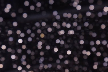 Altın soyut sarı, turuncu Bokeh ışıkları siyah arka planda izole edilmiş ve fotokopi alanı var. Tatil ve Noel mevsimi konsepti, grafik kaynakları, tebrik kartı. Duvar kağıdı. Çok renkli ışıklar.