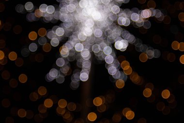 Altın soyut sarı, turuncu Bokeh ışıkları siyah arka planda izole edilmiş ve fotokopi alanı var. Tatil ve Noel mevsimi konsepti, grafik kaynakları, tebrik kartı. Duvar kağıdı. Çok renkli ışıklar.