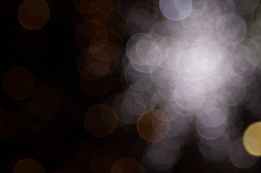 Altın soyut sarı, turuncu Bokeh ışıkları siyah arka planda izole edilmiş ve fotokopi alanı var. Tatil ve Noel mevsimi konsepti, grafik kaynakları, tebrik kartı. Duvar kağıdı. Çok renkli ışıklar.