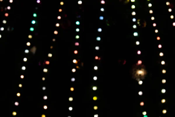 Ouro amarelo abstrato, laranja bokeh luzes isoladas em fundo preto com espaço de cópia. Férias e Natal conceito temporada, recursos gráficos, cartão de saudação. papel de parede. Luzes multicoloridas . — Fotografia de Stock