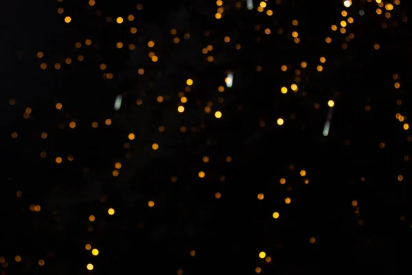Золотые, желтые, оранжевые огни боке, изолированные на черном фоне с пространством для копирования. Концепция праздничного и рождественского сезона, графические ресурсы, открытки. Обои. Многоцветные огни . — стоковое фото