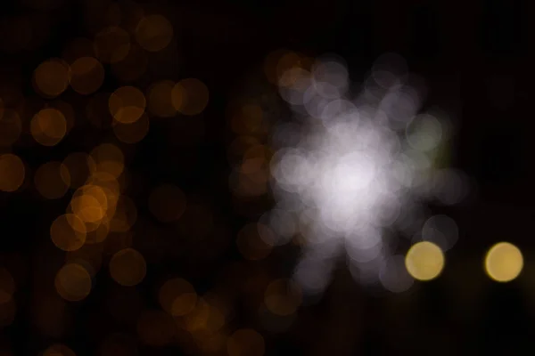 Goldene abstrakte gelbe, orangefarbene Bokeh-Lichter isoliert auf schwarzem Hintergrund mit Kopierraum. Urlaubs- und Weihnachtszeit-Konzept, grafische Ressourcen, Grußkarte. Tapete. Vielfarbige Lichter. — Stockfoto
