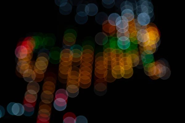 Χρυσή αφηρημένη κίτρινο, πορτοκαλί bokeh φώτα απομονώνονται σε μαύρο φόντο με αντίγραφο χώρου. Διακοπές και Χριστούγεννα έννοια εποχής, γραφικά μέσα, ευχετήρια κάρτα. ταπετσαρία. Πολύχρωμα φώτα. — Φωτογραφία Αρχείου
