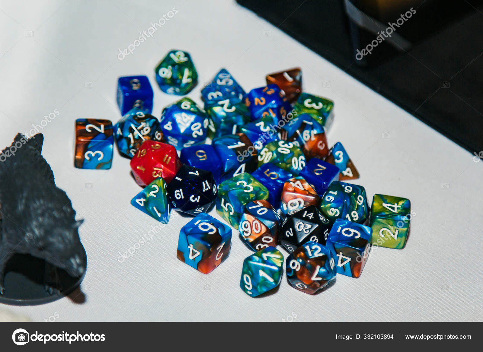 Dados para jogos de tabuleiro, dnd e rpg espalhados na superfície clara .  fotos, imagens de © YuliiaHurzhos #332103894