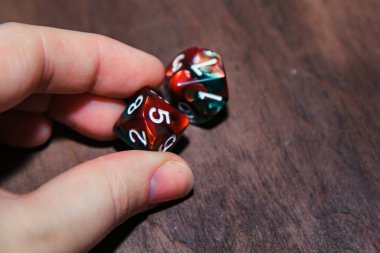 Zindanlar ve Ejderhalar gibi rol oyunları için kullanılan bir çokyüzlü zar seti.