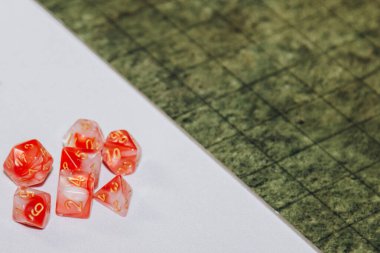 Zindanlar ve Ejderhalar gibi rol oyunları için kullanılan bir çokyüzlü zar seti.