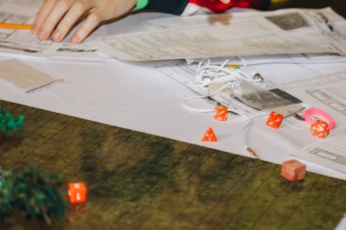 Zindanlar ve Ejderhalar gibi rol oyunları için kullanılan bir çokyüzlü zar seti.