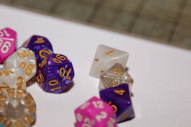 Masa oyunları için zarlar, dand ve RPG ışık yüzeyine saçılmış.