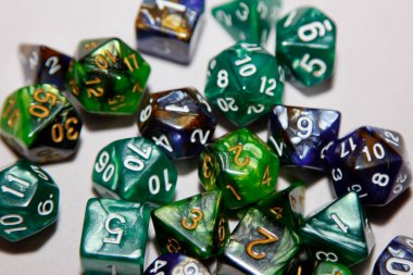 Masa oyunları için zarlar, dand ve RPG ışık yüzeyine saçılmış.