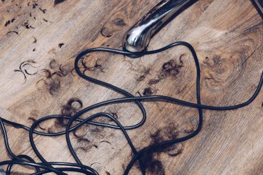 Kuaförde yerde saç kesimi..