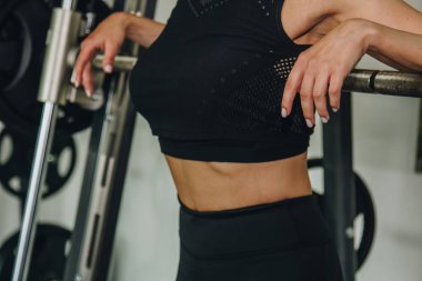 Salonda halterle çömelmiş genç bir kızın dikiz aynasından. Güç ve motivasyon kavramı.