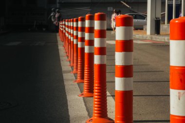 Kiev. Ukrayna - 06,12,2019 Bir asfalt yolda yansıtıcı pigmentle plastik sütunlardan yapılmış bir bariyer. Trafik güvenliğini sağlamak için zıt şeritleri ayıran sütunlar. Tehlike kavramı.