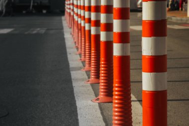 Kiev. Ukrayna - 06,12,2019 Bir asfalt yolda yansıtıcı pigmentle plastik sütunlardan yapılmış bir bariyer. Trafik güvenliğini sağlamak için zıt şeritleri ayıran sütunlar. Tehlike kavramı.