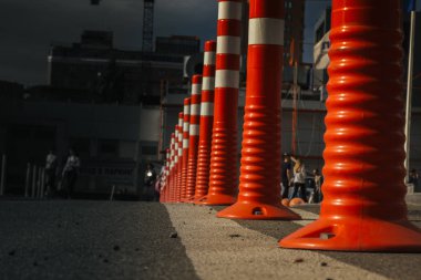 Kiev. Ukrayna - 06,12,2019 Bir asfalt yolda yansıtıcı pigmentle plastik sütunlardan yapılmış bir bariyer. Trafik güvenliğini sağlamak için zıt şeritleri ayıran sütunlar. Tehlike kavramı.
