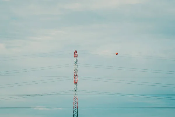 Hoogspanning elektrische transmissie pyloon silhouet. Elektriciteit transmissie pyloon silhouet tegen de blauwe lucht. Hoge spanning elektrische toren in de blauwe lucht achtergrond, zijaanzicht. — Stockfoto