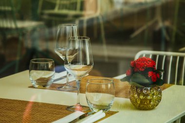 Tablo ayarı boş konuk kartı boş beyaz tabakta ve tablo, kopya alanı. Menü mockup, düğün ayarında yer. Tablo düğün ziyafet restauran içinde görev yaptı.