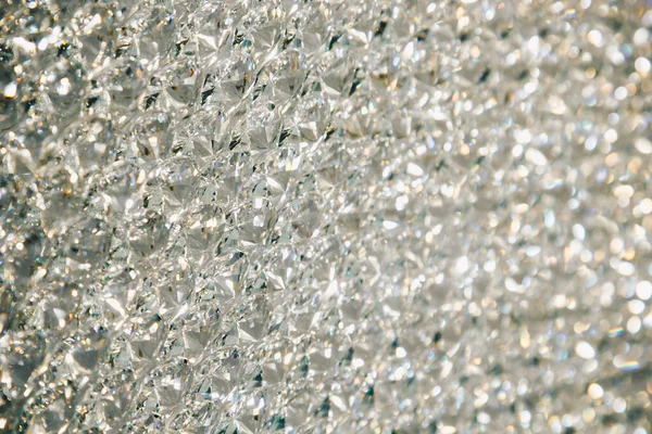 Schöne glänzende Diamanten Swarovski-Kristall Hintergrund. Luxus, Reichtum. Bezugsmuster. Makroaufnahme, Nahaufnahme teurer Steine. — Stockfoto