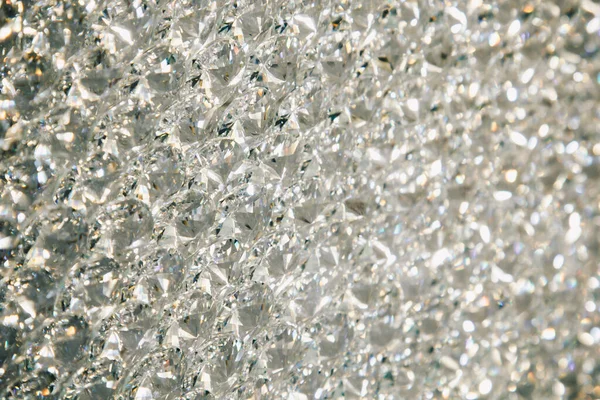 Schöne glänzende Diamanten Swarovski-Kristall Hintergrund. Luxus, Reichtum. Bezugsmuster. Makroaufnahme, Nahaufnahme teurer Steine. — Stockfoto