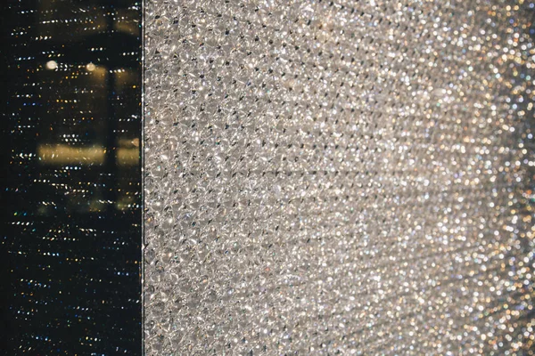 美しい光沢のあるダイヤモンドスワロフスキークリスタルの背景。ぜいたくで富カバーパターン。高価な石の近くのマクロ写真. — ストック写真