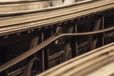 Uluslararası havaalanında ya da modern metro istasyonunda mekanik yürüyen merdiven.