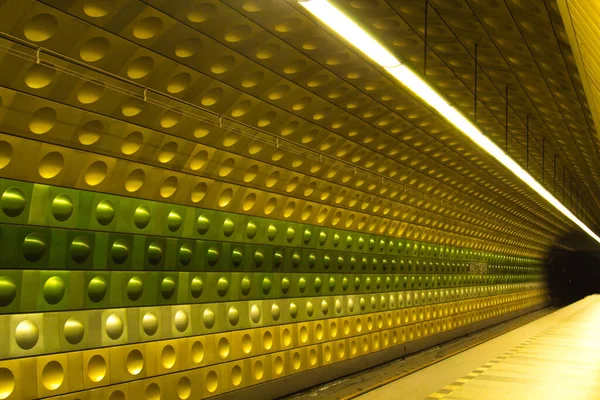 Bakgrund tunnelbanestation i Prag. Underjordiska, strukturerade väggar. — Stockfoto