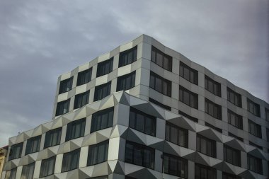 Birçok pencere satırına sahip geometrik arkaplan. Modern bina yapısı. Kocaman bir duvarda bir sürü bardak var. Kopya alanı olan Avrupa klasik gökdeleni.