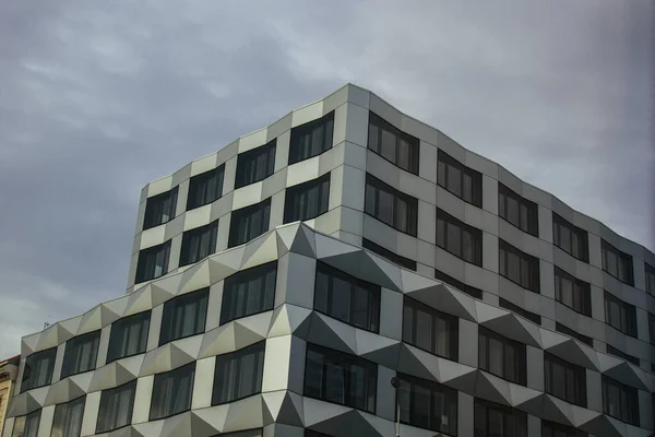 Geometrische achtergrond met veel vensterrijen. Moderne gebouw structuur. Veel glazen op een enorme muur. Europese klassieke wolkenkrabber met kopieerruimte. — Stockfoto