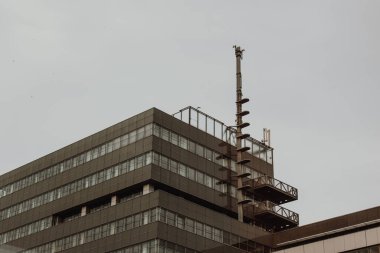 Birçok pencere satırına sahip geometrik arkaplan. Modern bina yapısı. Kocaman bir duvarda bir sürü bardak var. Kopya alanı olan Avrupa klasik gökdeleni.