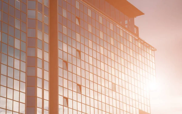 Fondo geométrico con muchas filas de ventanas. Estructura moderna del edificio. Muchos vasos en una enorme pared. Rascacielos europeo clásico con espacio para copias . — Foto de Stock