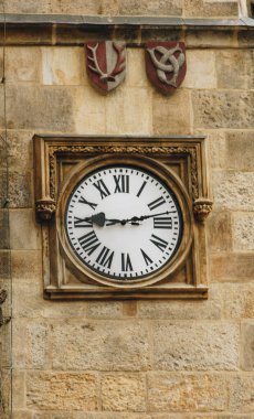 Prag 'da. Çek malı. 10.05.2019: Prag 'daki Prag Astronomik Saati. Güzel, renkli, oklu. Geçen zaman kavramı..