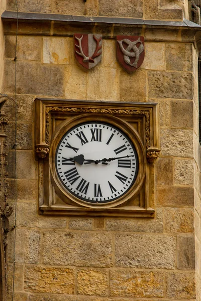 Prague. Tchèque. 10.05.2019 : Prague Horloge astronomique dans la vieille ville de Prague. Belle, colorée, avec des flèches. Le concept du temps qui passe . — Photo