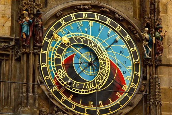 Praga. Ceco. 10.05.2019: Orologio astronomico di Praga nel centro storico di Praga. Bella, colorata, con le frecce. Il concetto del tempo che passa . — Foto Stock