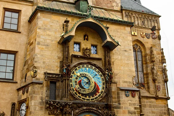 布拉格。捷克人2019年5月10日：布拉格旧城的布拉格天文时钟。美丽多彩的箭A.过去时间的概念. — 图库照片