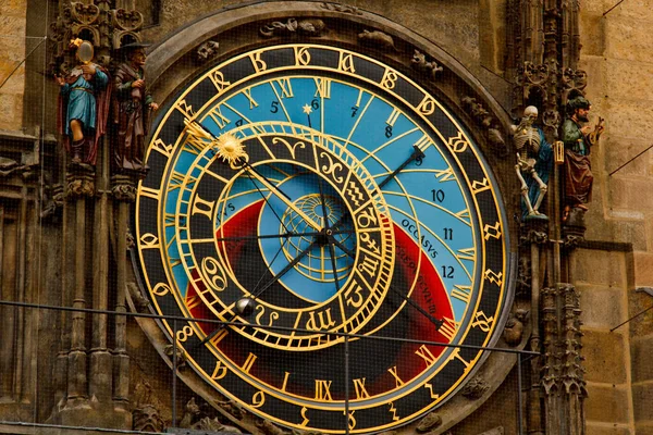 Praga. Ceco. 10.05.2019: Orologio astronomico di Praga nel centro storico di Praga. Bella, colorata, con le frecce. Il concetto del tempo che passa . — Foto Stock