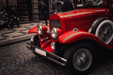 Prag 'da. 10.05.2019: Klasik retro araba sergide sokakta duruyor. Çok renkli, kırmızı mahsuller. Antik Çağ kavramı.