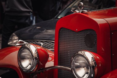 Prag 'da. 10.05.2019: Klasik retro araba sergide sokakta duruyor. Çok renkli, kırmızı mahsuller. Antik Çağ kavramı.