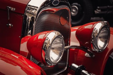 Prag 'da. 10.05.2019: Klasik retro araba sergide sokakta duruyor. Çok renkli, kırmızı mahsuller. Antik Çağ kavramı.