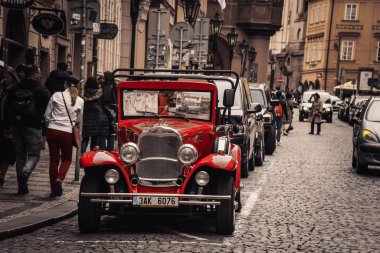 Prag 'da. 10.05.2019: Klasik retro araba sergide sokakta duruyor. Çok renkli, kırmızı mahsuller. Antik Çağ kavramı.