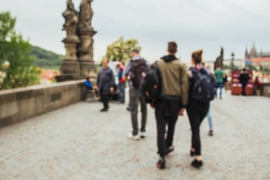 Prag 'da. 10.05.2019: Asyalı turistler şehrin ana caddesinde yürüyorlar. Yoldan geçenler manzaranın fotoğrafını çeker ve selfie çeker..