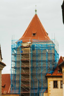 Prag 'da. 10.05.2019: Şehirdeki eski bir binanın yeniden inşası. Eski sokakların manzarası.