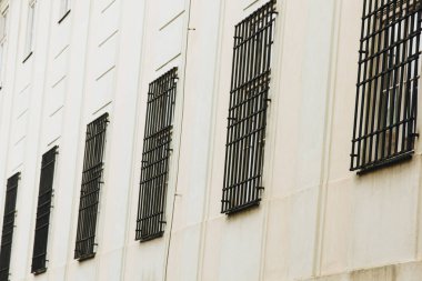 Prag, Çek Cumhuriyeti. 10.05.2019: Çek Cumhuriyeti 'nin güzel Prag kentindeki tarihi bir binanın sarı cephesinin ayrıntıları. Altın saat fotoğrafı. Güneş ön cephede parlıyor.