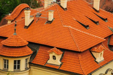 Prag 'da. 05.10.2019: Patina kırmızı çatısının düşük ışık detayı. Prag Küçük Kasabası tipik çatı malzemesi. Eski kil kiremit çatısı. Çeşitli turuncu gölgeler ve lekeler..