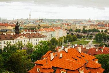 Prag 'da. 05.10.2019: Prag 'ın eski kasaba binalarının ve Çek Cumhuriyeti' nin Prag kentindeki eski belediye binasının tepesinden görülen barok tarzı evlerin turuncu renkli çatıları. Panorama.