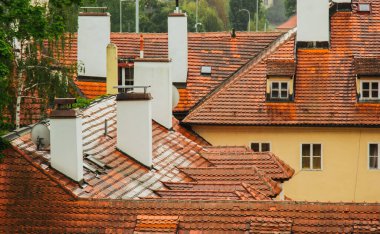 Prag 'da. 05.10.2019: Prag 'ın eski kasaba binalarının ve Çek Cumhuriyeti' nin Prag kentindeki eski belediye binasının tepesinden görülen barok tarzı evlerin turuncu renkli çatıları. Panorama.