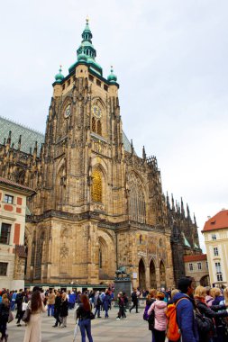 Prag 'da. 05.10.2019: Metropolitan Saints Vitus, Wenceslaus ve Adalbert Katedrali, Gotik mimarinin mükemmel bir örneği. Saati olan Altın Kapı Güney Kulesi.
