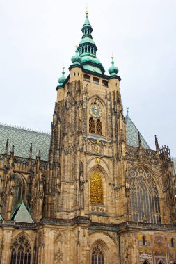 Prag 'da. 05.10.2019: Metropolitan Saints Vitus, Wenceslaus ve Adalbert Katedrali, Gotik mimarinin mükemmel bir örneği. Saati olan Altın Kapı Güney Kulesi.