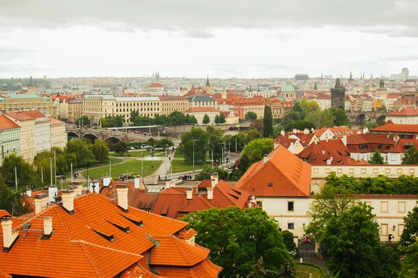 Prag 'da. 05.10.2019: Prag 'ın eski kasaba binalarının ve Çek Cumhuriyeti' nin Prag kentindeki eski belediye binasının tepesinden görülen barok tarzı evlerin turuncu renkli çatıları. Panorama.