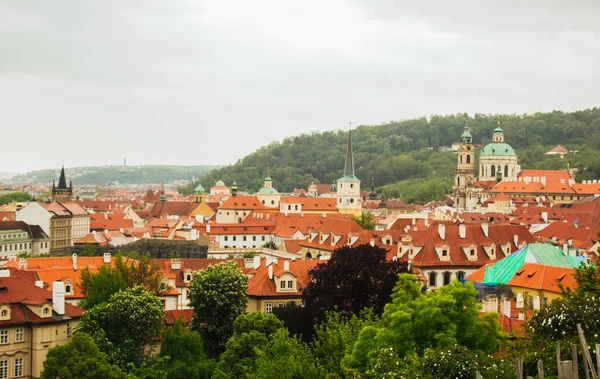 Praga. 05.10.2019: Tetti color arancio degli edifici del centro storico di Praga e case in stile barocco viste dalla cima della vecchia torre del municipio, Praga, Repubblica Ceca. Panorama . — Foto Stock