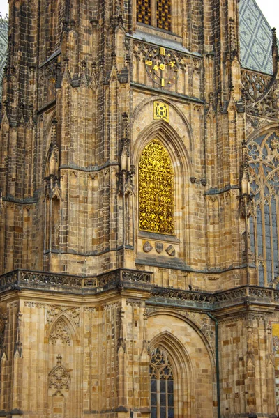 Praga. 05.10.019: La Catedral Metropolitana de San Vito, Wenceslao y Adalberto es una catedral católica con espectaculares vidrieras medievales . — Foto de Stock